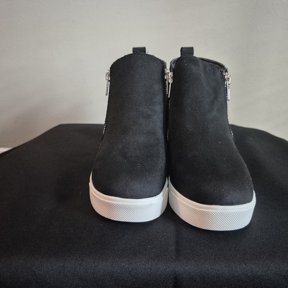 Shoes - Picture 2 of 4